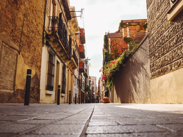 Rua vazia Barcelona, paisagem da Catalunha, Espanha. cidade vista para a estrada. Cidade velha. Conceito de viagem, vista inferior — Fotografia de Stock