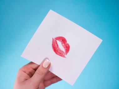 Düz yatıyordu. Üstten Görünüm. Kızın Saint Sevgililer günü aşk mektubu yazma el. Kırmızı dudaklar ile el yapımı kartpostal rakam şeklinde. Kadın çizmek öpücük 14 Şubat tatil kutlaması için kart