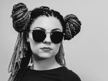 Mavi kuyruklu kadınla Close-Up kafa Afrikalı kız mavi örgü saç modeli ile örgülü. Hipster portre renkli arka plan üzerinde güneş gözlüklü kız. Yaşam tarzı kavramı.