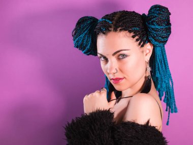 Glamour olan Afrika mavi örgü saç modeli, bindi, seksi kadın moda portre renkli arka plan üzerinde izole halka ve Püskül küpe burun. Disko stili. Hippi kız.