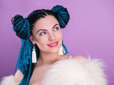 Afrika mavi örgü saç modeli, bindi, seksi kadınla Glamour lüks portre renkli arka plan üzerinde izole halka ve Püskül küpe burun. Kürk, parlak makyaj, yenilikçi, çılgın kız