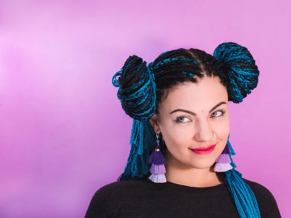 Glamour-Porträt einer sexy Frau mit afrikanisch blauen Zöpfen Frisur, Bindi, Nasenring und Quaste Ohrringe isoliert auf buntem Hintergrund. freaky girl. Kopierraum. — Stockfoto