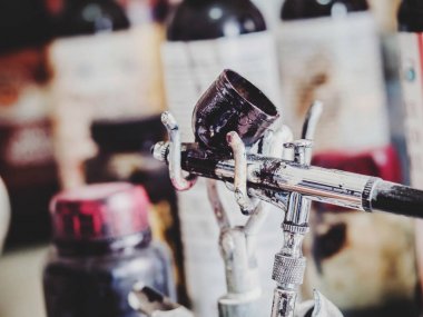 Eski airbrush aygıt deri yerel atölye. Yakın çekim