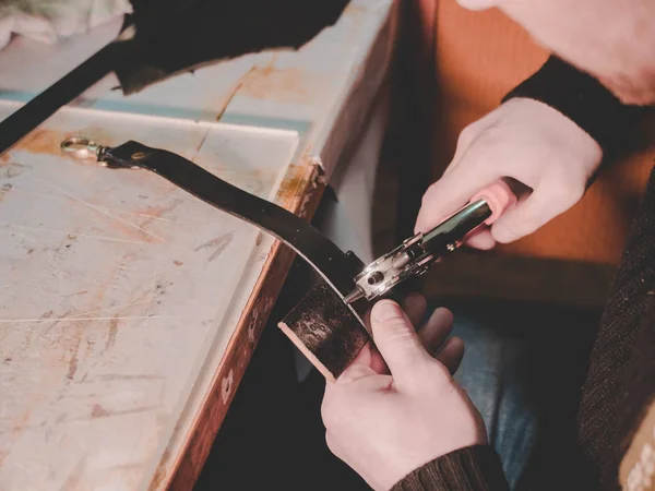 在当地的车间工作室里, 把不识别的皮革工匠的手合在一起进行测量。小企业。棕色花式装饰花纹理背景. — 图库照片
