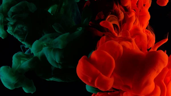 水の高速度カメラで撮影で赤と緑のインク。血塗装落とした、反応して、黒の抽象的な雲の形成と変容を作成します。芸術の背景. — ストック写真