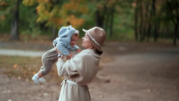 年轻的母亲在玩耍，抱着她的小男婴。 儿子和妈妈 爱情、家庭、照料、养育观念. — 图库视频影像