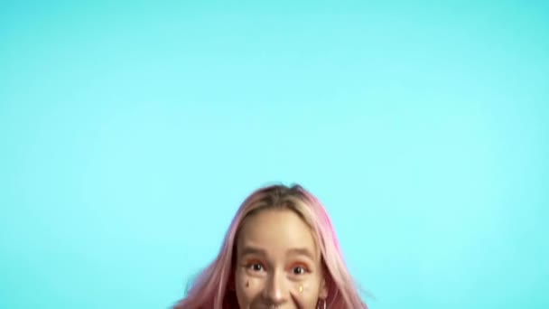 Gemengde race vrouwelijke geschokt model op blauwe achtergrond. Verrast blije vrouw. Portret van jong meisje met extatische gezichtsuitdrukkingen. — Stockvideo