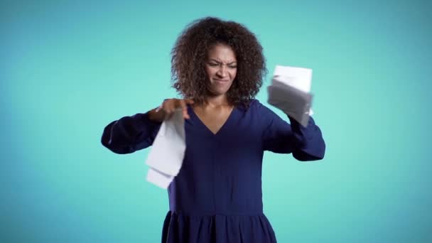 Irritada furiosa mulher afro-americana trabalhador de escritório jogando papel amassado, tendo colapso nervoso no trabalho, gerenciamento de estresse. Sério empresária rasgando contrato em pedaços . — Vídeo de Stock