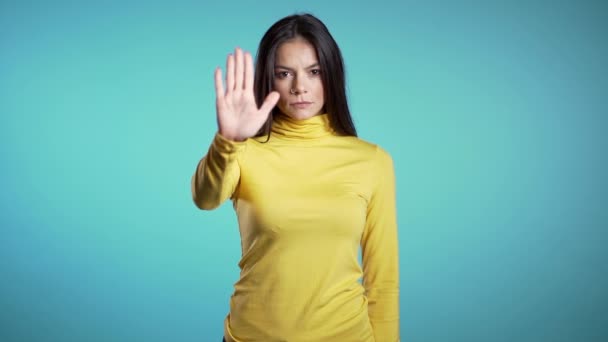 Mujer de negocios desaprobando sin gesto de señal de mano. Negando, rechazando, en desacuerdo, retrato de hermosa chica madura o estudiante sobre fondo azul — Vídeo de stock