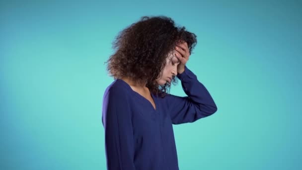 Empresária está cansada do trabalho, desapontada, desamparada. Frustrada menina americana africana sobre fundo azul. Conceito de problemas e dor de cabeça . — Vídeo de Stock