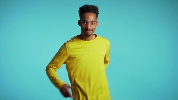 Africano hombre bailando en estudio fondo . — Vídeos de Stock