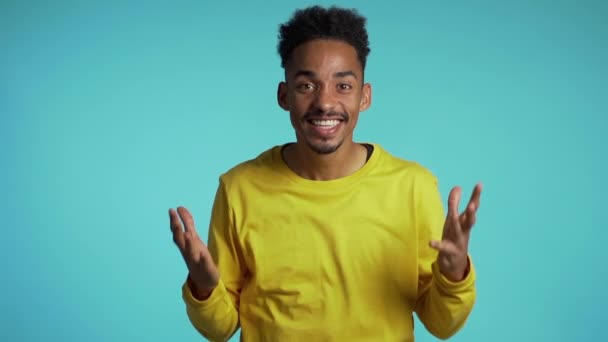 Emocionado campeón africano que celebra haber ganado. Muestra sí gesto de victoria. Feliz hombre extático gritando de alegría . — Vídeos de Stock