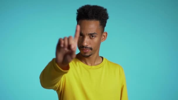 否定、拒否、不一致、ハンサムな男の肖像画。アフリカ系アメリカ人の男性は、手のサインなしで否定的な指のジェスチャーをします。スローモーション. — ストック動画