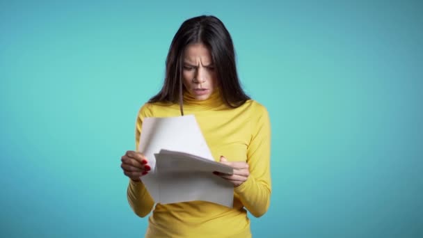 Femme d'affaires sérieuse déchirant contrat en morceaux. Furieuse furieuse employée de bureau jetant du papier froissé, ayant une dépression nerveuse au travail, hurlant de colère, gestion du stress . — Video