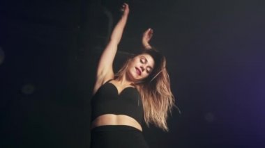 Uzun saçlarıyla dans eden harika zayıf kadın. Modern dans, yaşam tarzı, seksi yetenekli kız.. 