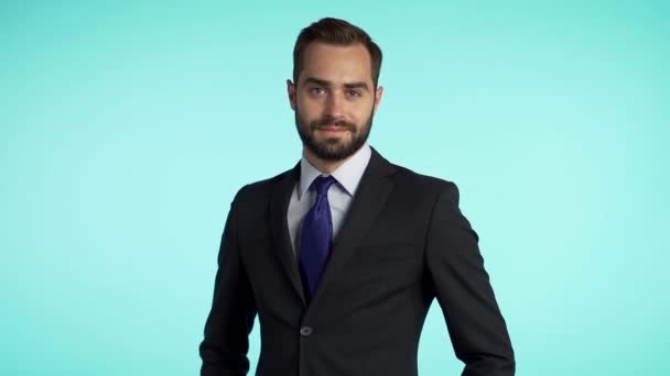 Un hombre agradable en traje corporativo formal de negocios con corbata. Socio moderno, gerente. Tipo guapo con barba y peinado elegante. En cámara lenta. Imágenes del estudio . — Vídeos de Stock