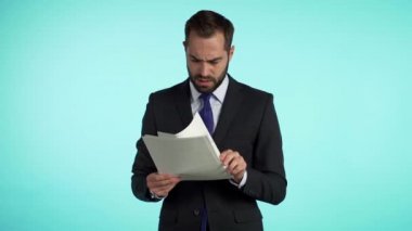 Parçalar halinde sözleşme yırtılma ciddi iş adamı. Sinir krizi çığlık öfke, stres yönetimi, iş yerinde sahip Öfkeli öfkeli erkek ofis işçi atma buruşuk Kağıt,.