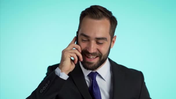 Close-up portret van zakenman hebben gesprek met behulp van de mobiele telefoon. Zakelijke man in formele pak praat graag met collega. Werknemer op kantoor, loon werknemer, weekdagen concept. — Stockvideo