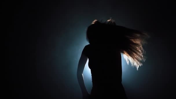 Mulher sexy magro dançando no palco escuro fumaça na frente do projetor de luz. Conceito de artes, flexibilidade, menina talentosa . — Vídeo de Stock