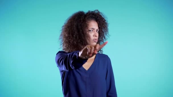 Affärskvinna ogillar med No Hand Sign Gör Negation Finger Gesture. Förneka, avvisa, oense, Porträtt av vacker afrikansk Gir — Stockvideo