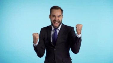 Evet, kazanan jest. Sakallı hayret verici Avrupalı işadamı, evet diyor. Şık saçlı yakışıklı adam mavi arka planda kameraya şaşırdı..