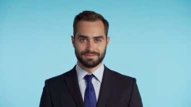 Sakallı, kendine güvenen genç ve başarılı iş adamının portresi. 