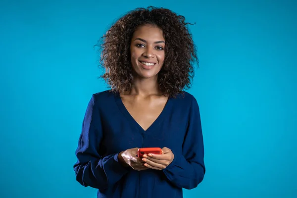 Geschäftsfrau mit Smartphone. Schülerin mit Handy. schöne Frau, die auf mobilen Geräten im Internet surft. Weibchen mit moderner Technik. — Stockfoto