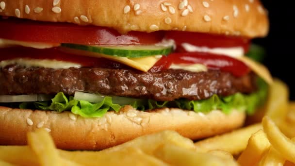 Conceito delicioso de fast food. Hambúrguer grelhado caseiro fresco com carne patty — Vídeo de Stock