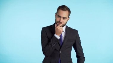 Pozitif düşünen iş adamı mavi arka plana bakıyor. Mutlu yüz.