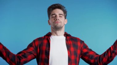 Sakin öğrenci ya da iş adamı dinleniyor, meditasyon yapıyor. Yakışıklı Avrupalı adam.