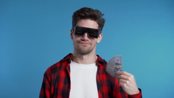 Ευτυχισμένος Ευρωπαίος σε λαμπερό με δολάρια σημάδια γυαλιά που δείχνουν τα χρήματα στον ανεμιστήρα — Αρχείο Βίντεο