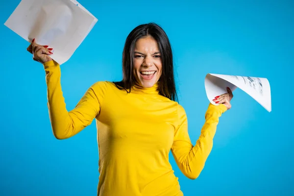 Empresária sorridente feliz com papéis, contrato, documentos em azul — Fotografia de Stock