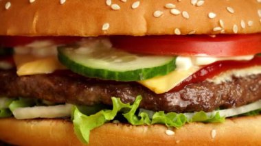Patates kızartması ve siyah dumanla dönen leziz ızgara burger.. 