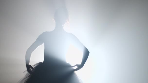 Silhouette d'incroyable fille dansant ballet en tutu sur scène devant les projecteurs — Video