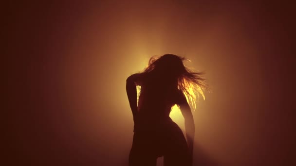 Una mujer increíble bailando con luz de neón. Bailarina profesional moviéndose sexualmente al ritmo de la música. Movimiento lento . — Vídeos de Stock