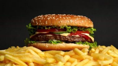Patates kızartması ve siyah dumanla dönen leziz ızgara burger.. 