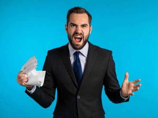 Seriöser Geschäftsmann zerreißt Vertrag. wütende wütende männliche Büroangestellte, die zerknülltes Papier wirft, Nervenzusammenbruch bei der Arbeit hat, vor Wut schreit, Stressmanagement. — Stockfoto