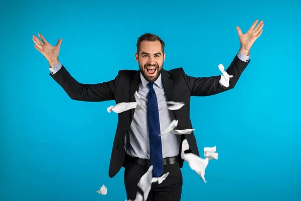 Um homem de negócios sério a rasgar um contrato em pedaços. Irritado furioso trabalhador de escritório masculino jogando papel amassado, tendo colapso nervoso no trabalho, gritando de raiva, gerenciamento de estresse . — Fotografia de Stock