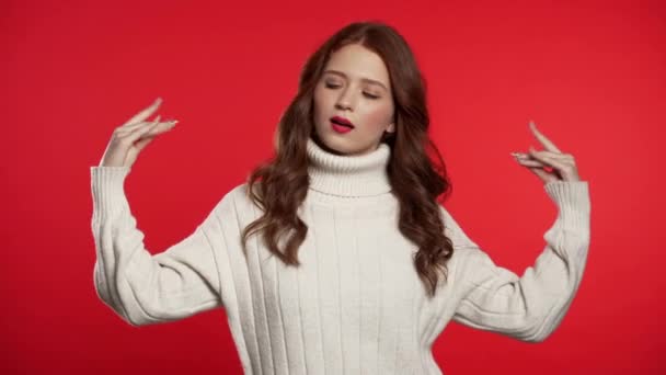 Attraktiv uttråkad kvinna i vit tröja visar bla-bla-bla gest med händer och rullande ögon isolerad på röd bakgrund. Tomma löften, bla koncept. Lögnare. — Stockvideo