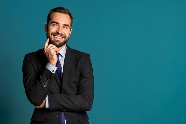 Pozitív gondolkodású üzletember, aki kék háttér után kutat. Boldog arckifejezések. Jóképű férfi modell kampányöltönyben. — Stock Fotó