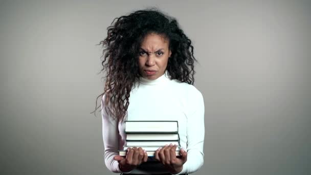 Les étudiantes afro-américaines sont insatisfaites de la quantité de devoirs et de livres. La fille est agacée, découragée frustrée par les études . — Video