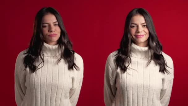 Porträt einer jungen hispanischen Frau im Pullover auf rotem Hintergrund im Studio. Mädchen zeigt Emotionen der Zustimmung, Zustimmung und Ablehnung zugleich, Collage. 4k — Stockvideo