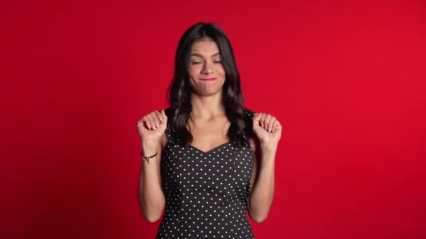 Pretty latin girl showing with hands and two fingers like quotes gesture, bend fingers isolated over red background. Very funny, irony and sarcasm concept. — Stock Video