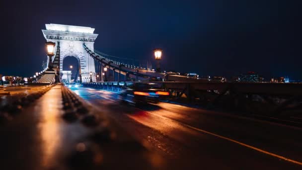 Timelapse vy till Kedjebron och stadstrafik, Budapest, Ungern. Vacker kväll eller natt scen för att belysa antik arkitektur. — Stockvideo