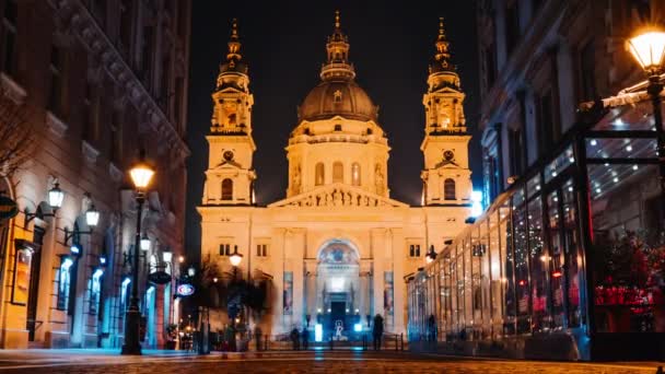 Timelapse baziliky sv. Štěpána - kostel v Budapešti, Maďarsko. Krásný večer nebo noční scéna osvícení starobylé architektury. Leden 2020 — Stock video