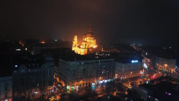 Hermosa vista nocturna desde el aire a la Basílica de San Esteban - Iglesia en Budapest, Hungría. Enero 2020. Hermosa escena nocturna o nocturna de arquitectura antigua iluminadora — Vídeos de Stock