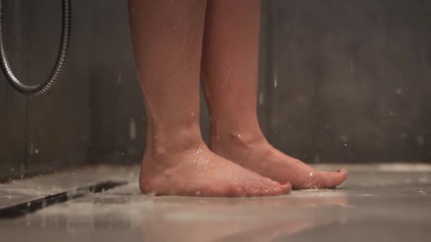 Woman s legs close-up. Girl washing with gel in shower. Beauty care concept. Unrecognizable lady takes shower and relax after hard working day — Stock Video