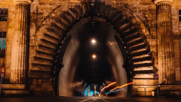 Timelapse de l'ancien tunnel dans la ville nocturne européenne. Voitures, trafic à grande vitesse. Belle scène du soir d'architecture lumineuse 
