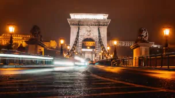 Timelapse vista al puente de la cadena y el tráfico de la ciudad. Hermosa escena nocturna o nocturna de arquitectura antigua iluminadora . — Vídeo de stock