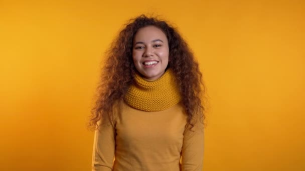 Mujer rizada joven en aspecto amarillo total. Retrato de coquetear hermosa chica en el fondo del estudio . — Vídeos de Stock